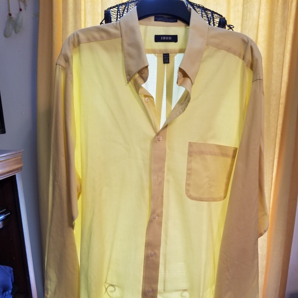 🎄🎄$8 🎄🎄 Izod Shirt Perfect for the Holidays